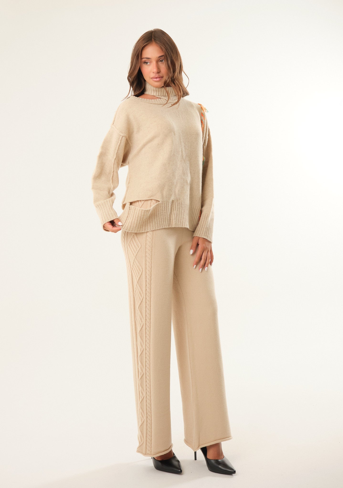 Pantalone palazzo con dettaglio laterale
