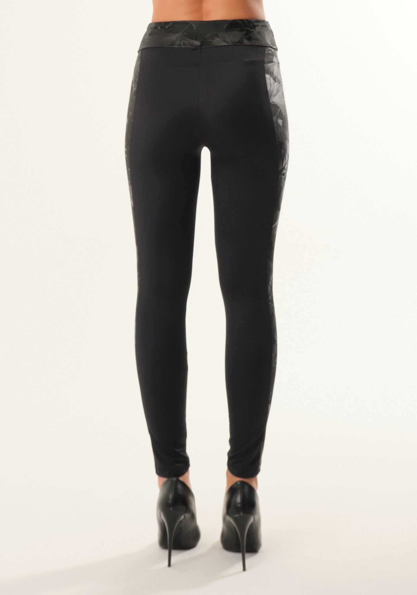 Leggings in lycra con inserti