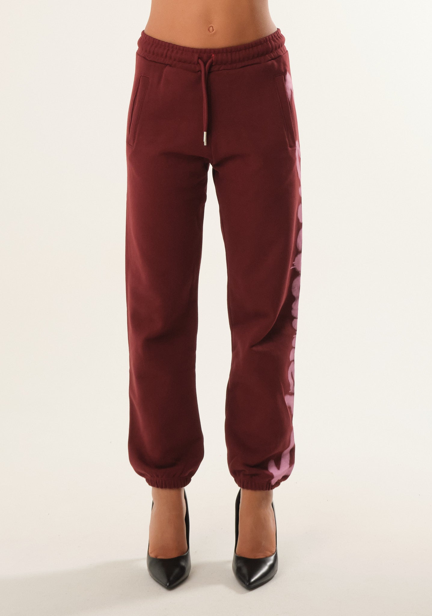 Pantalone con stampa spray laterale