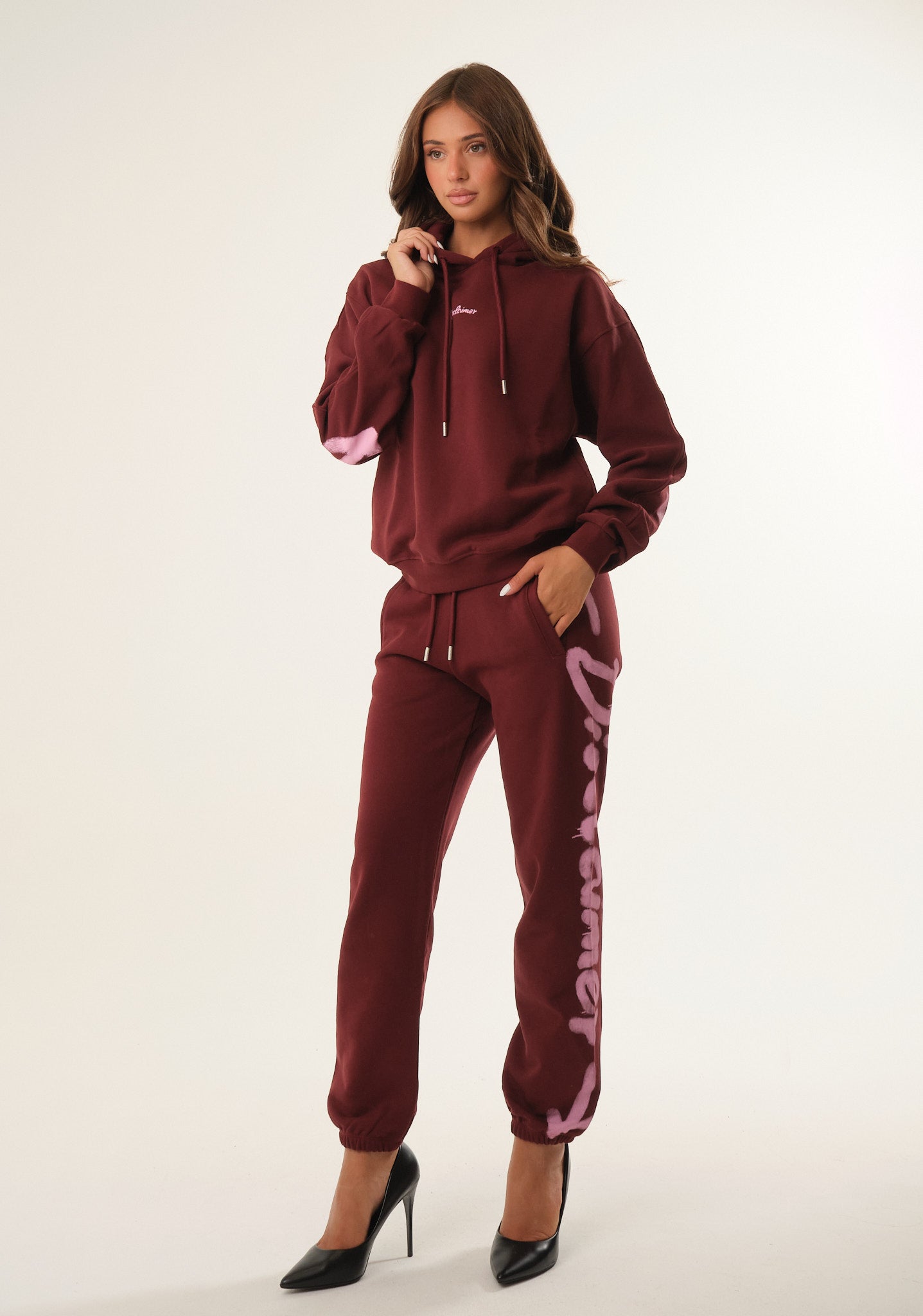 Pantalone con stampa spray laterale