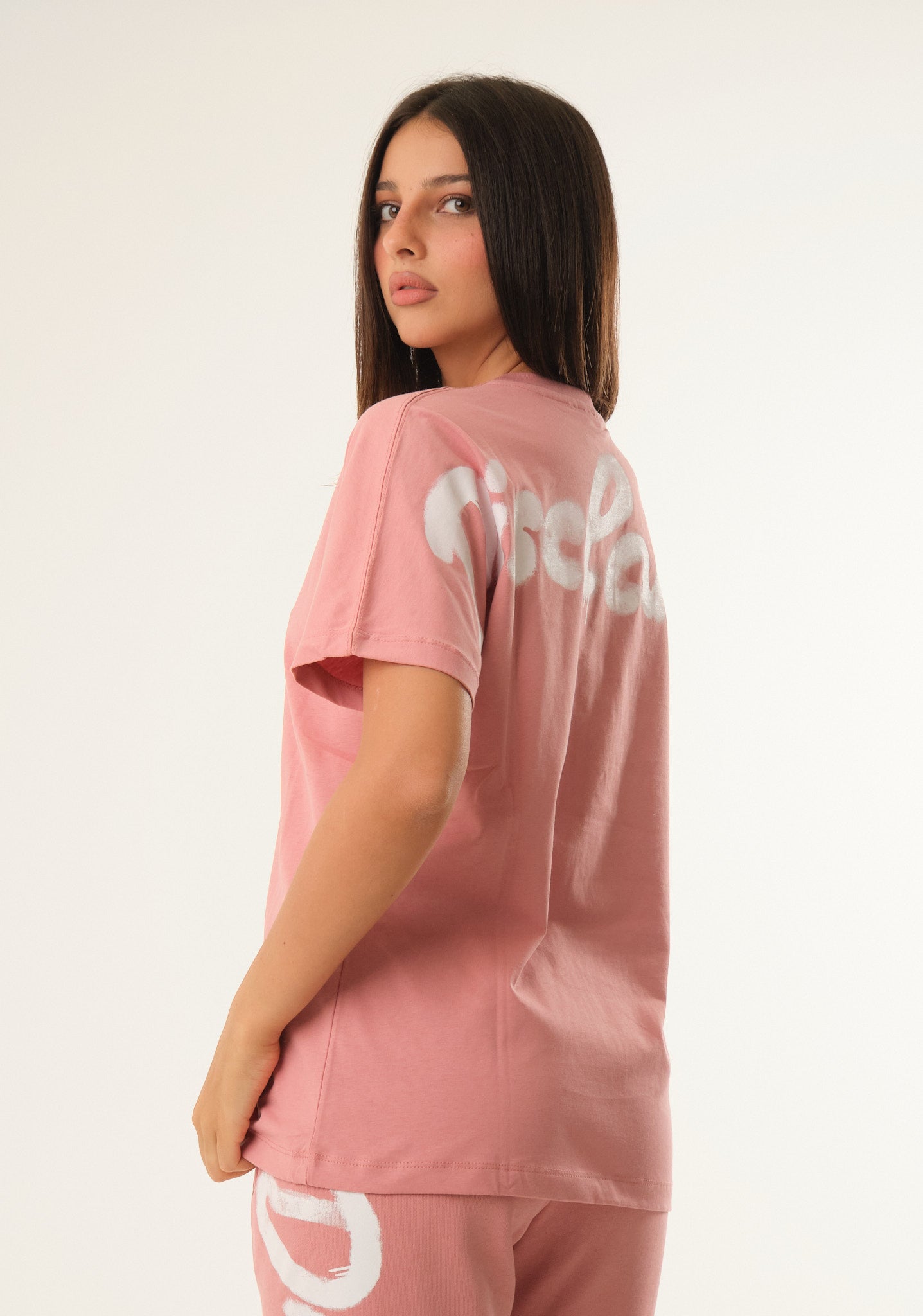 T-shirt con stampa posteriore spray