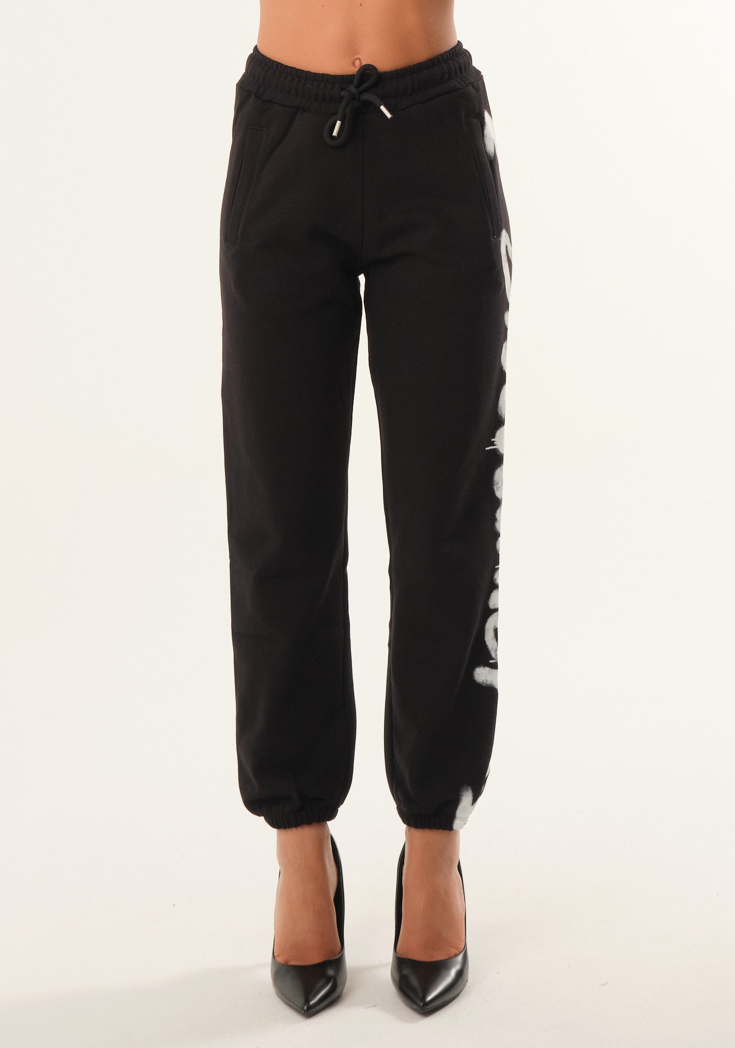 Pantalone con stampa spray laterale