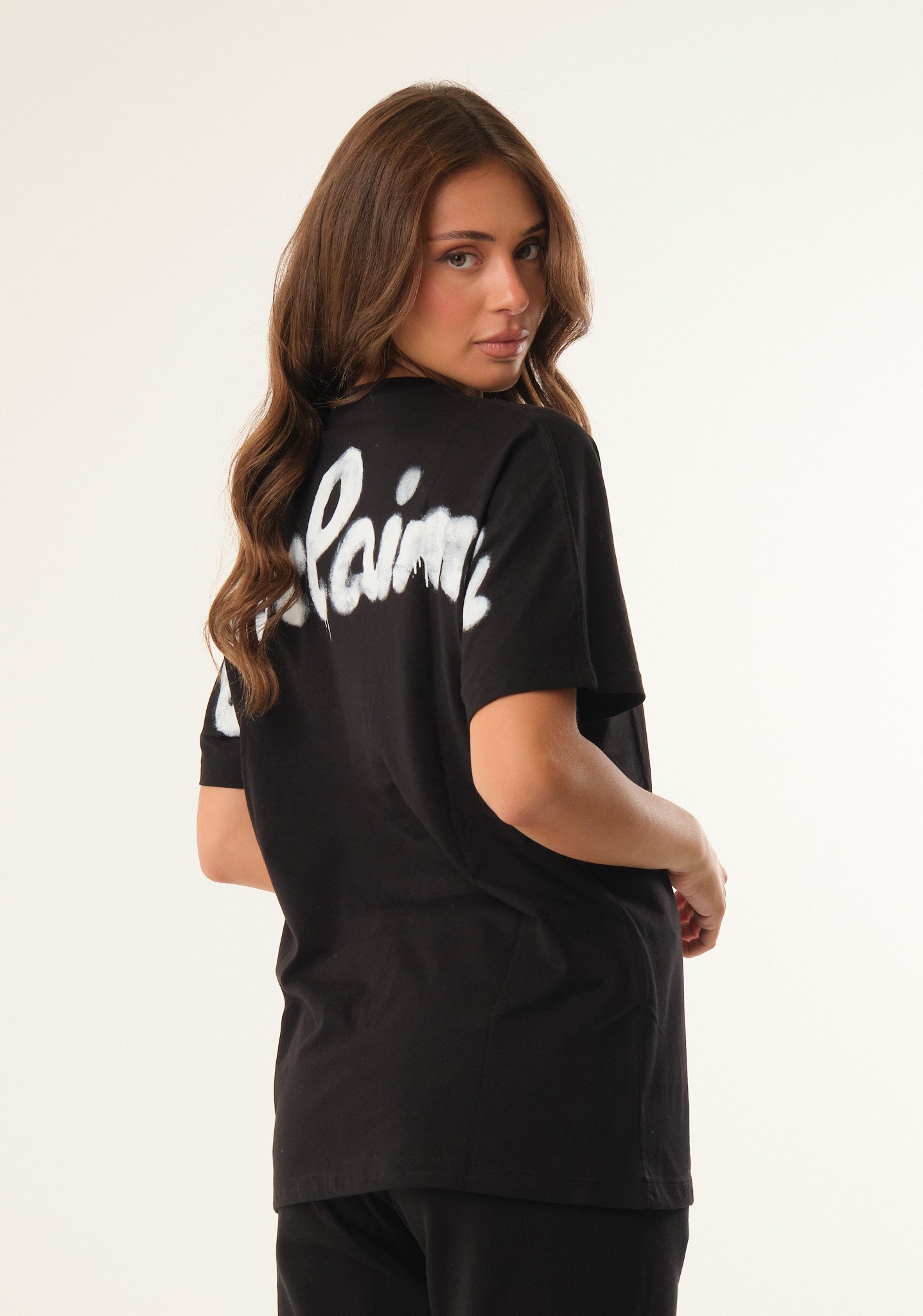 T-shirt con stampa posteriore spray