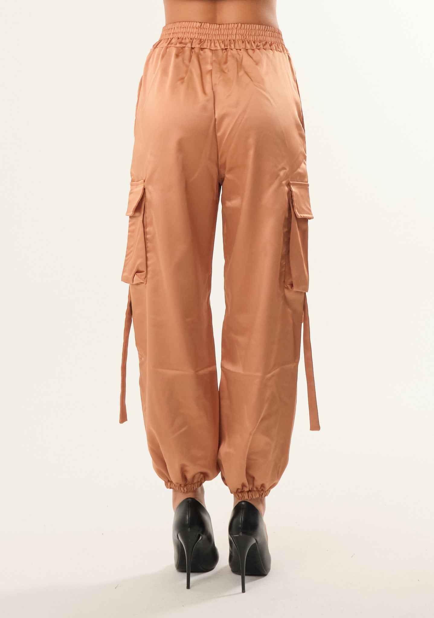 Pantalone cargo in raso
