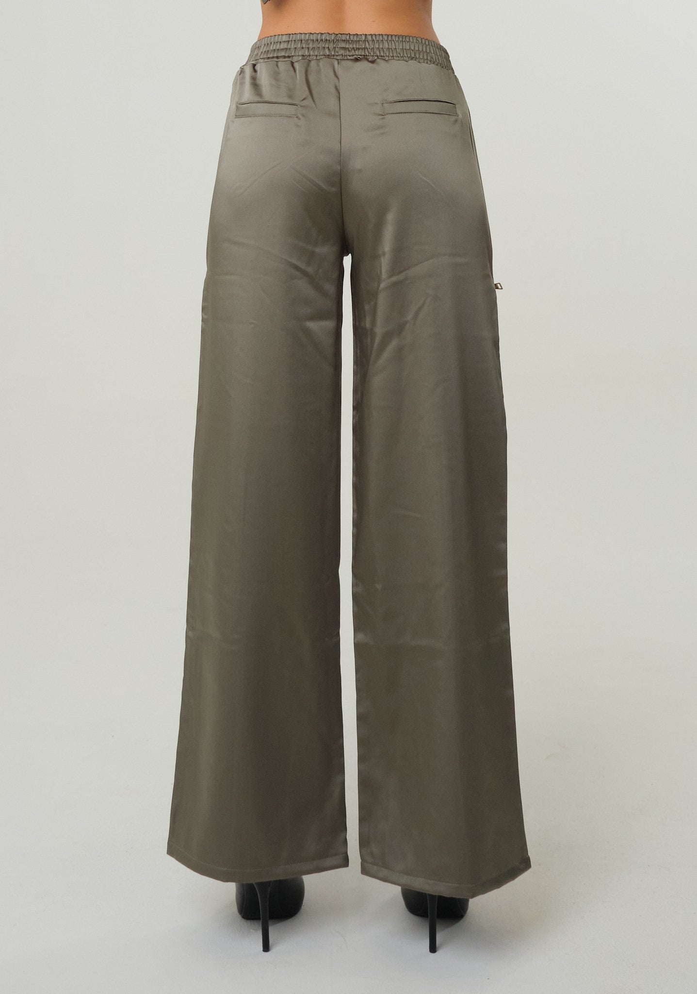 Pantalone cargo a palazzo in raso