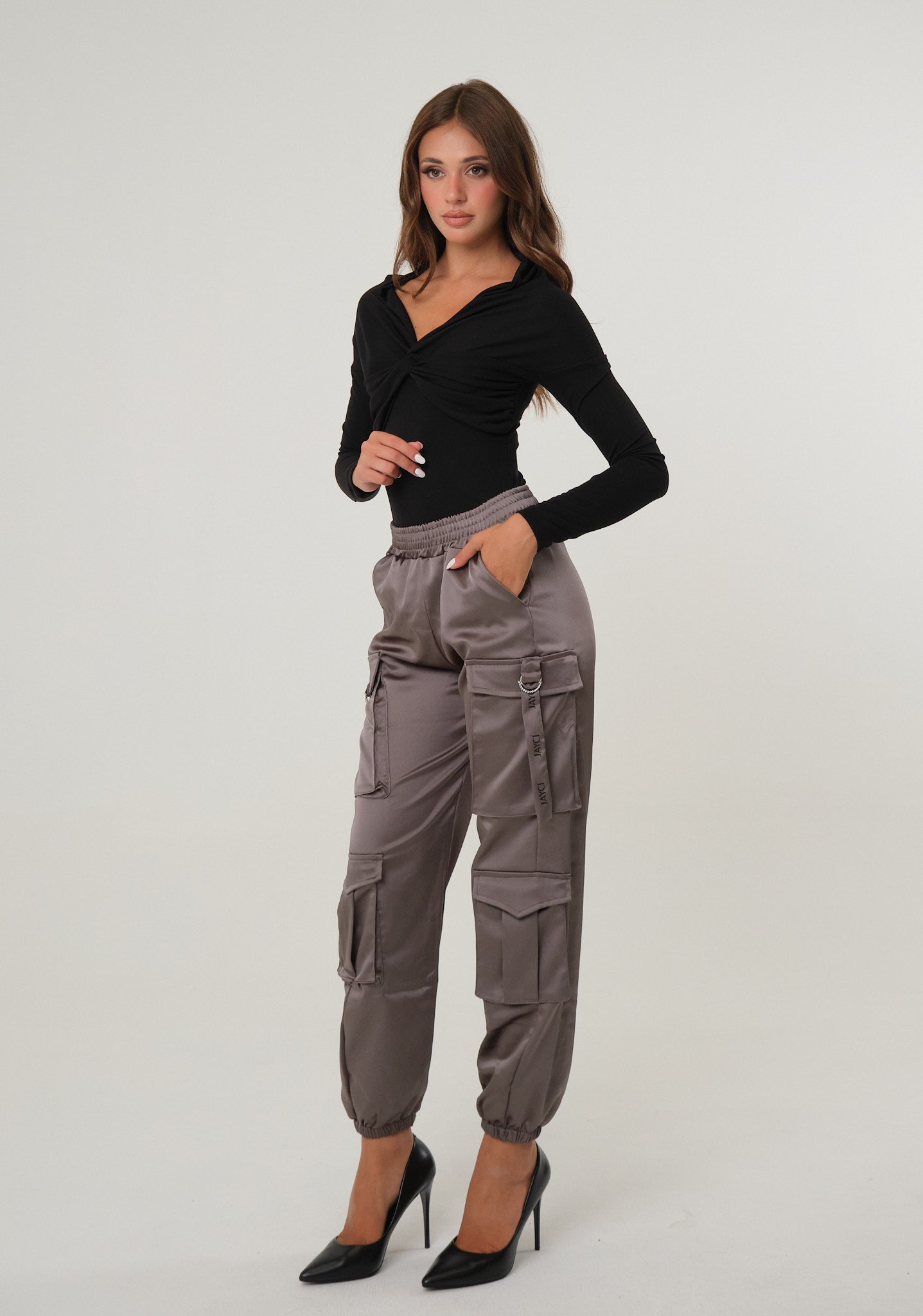 Pantalone cargo in raso