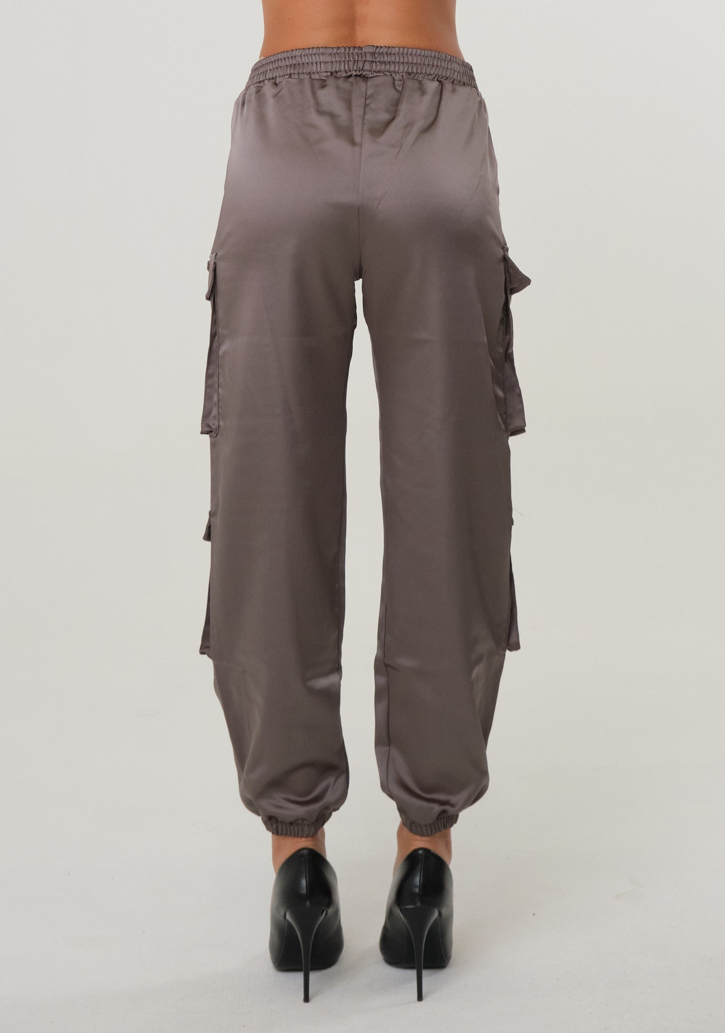 Pantalone cargo in raso