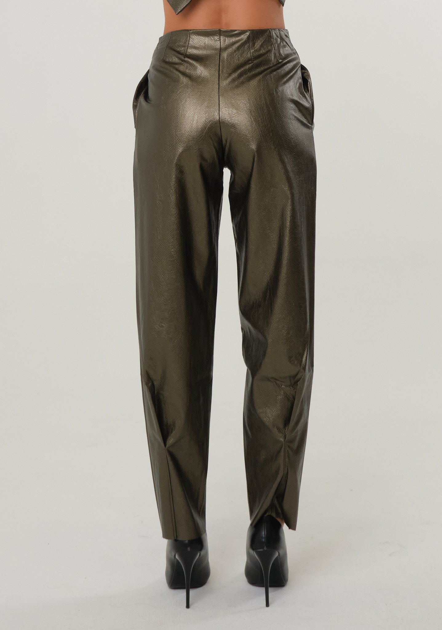Pantalone carrot fit in ecopelle pitonata