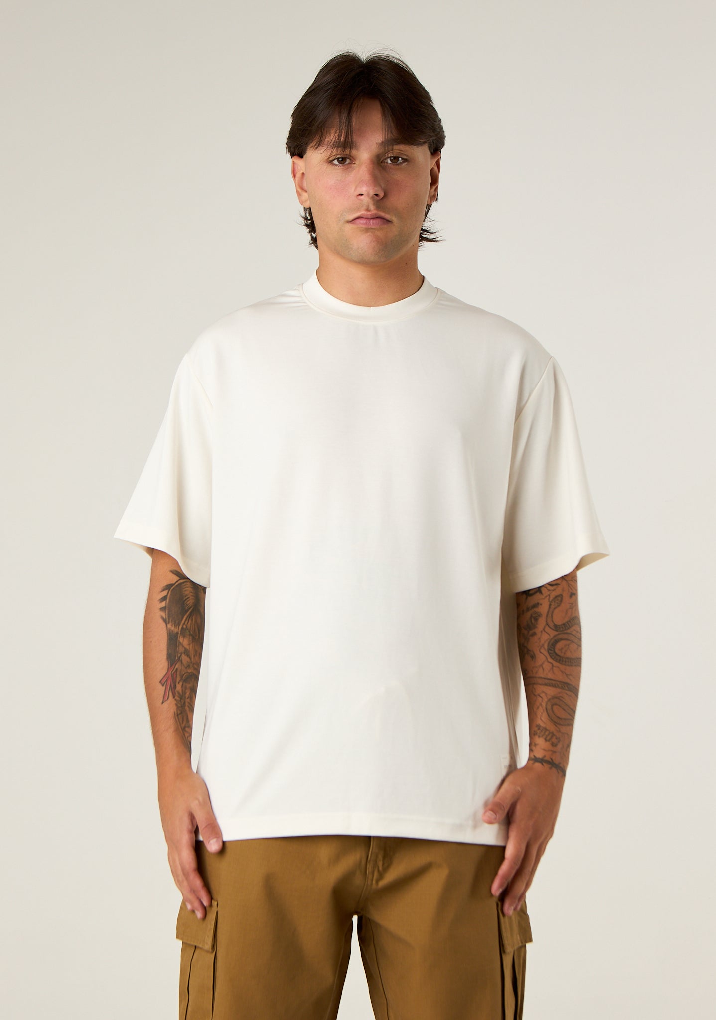 T-shirt over a tessuto fermo
