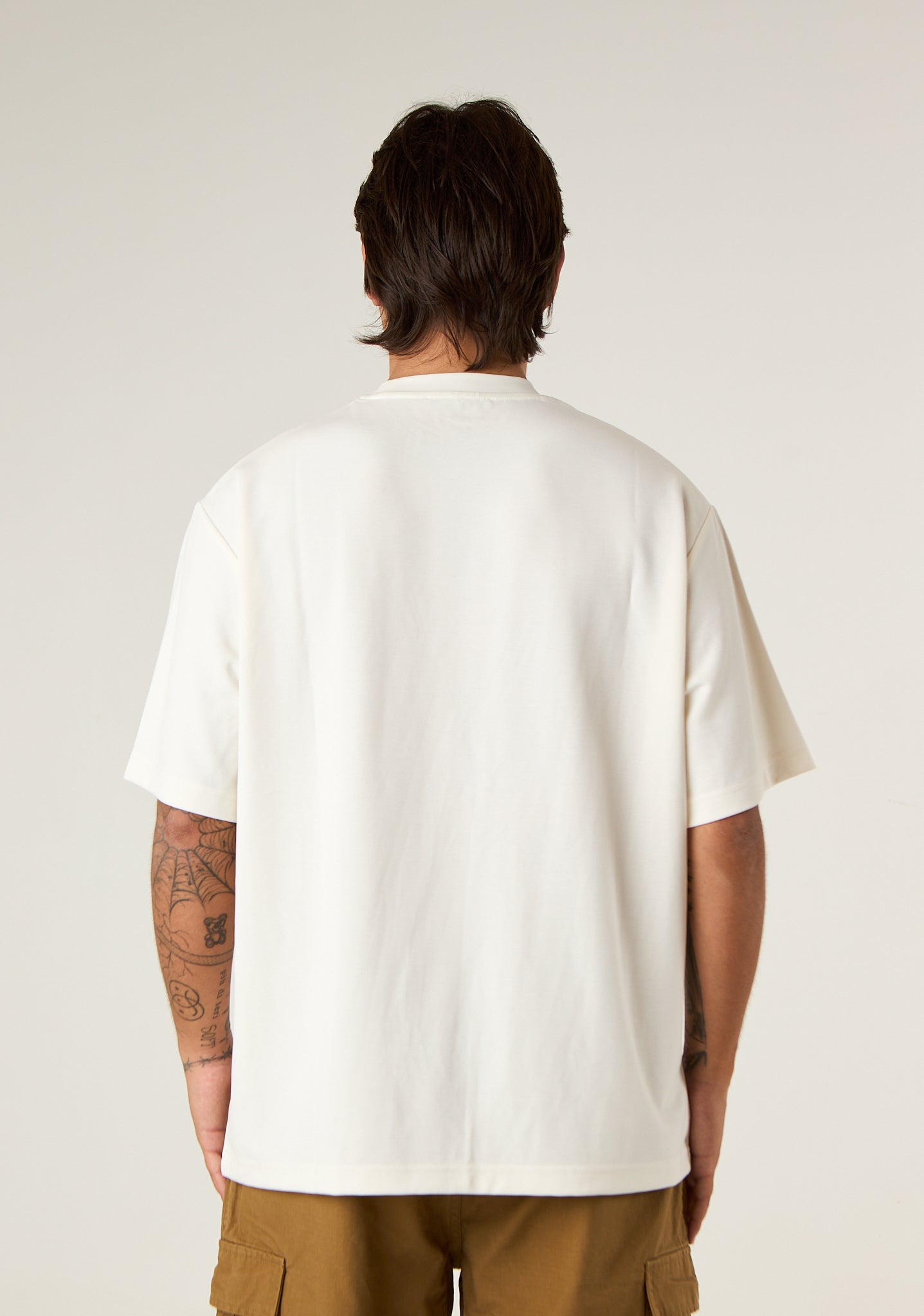 T-shirt over a tessuto fermo