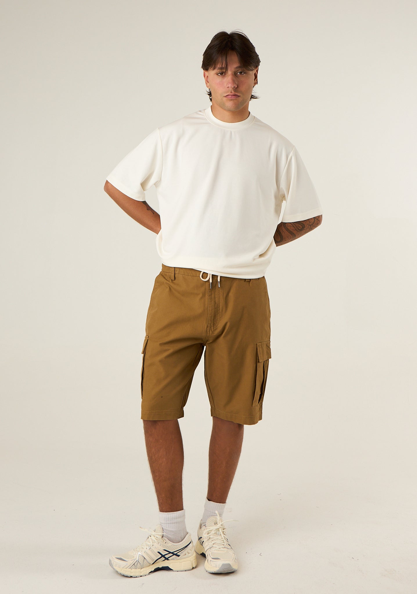 T-shirt over a tessuto fermo