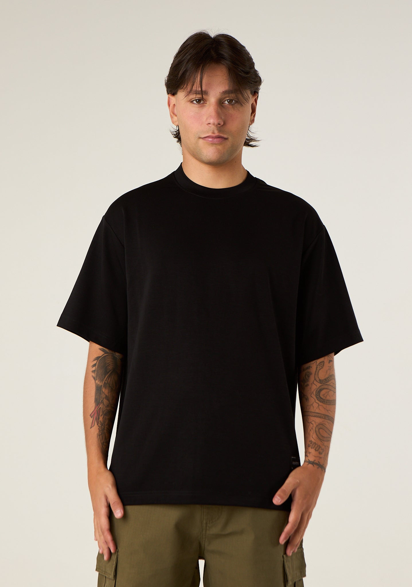 T-shirt over a tessuto fermo
