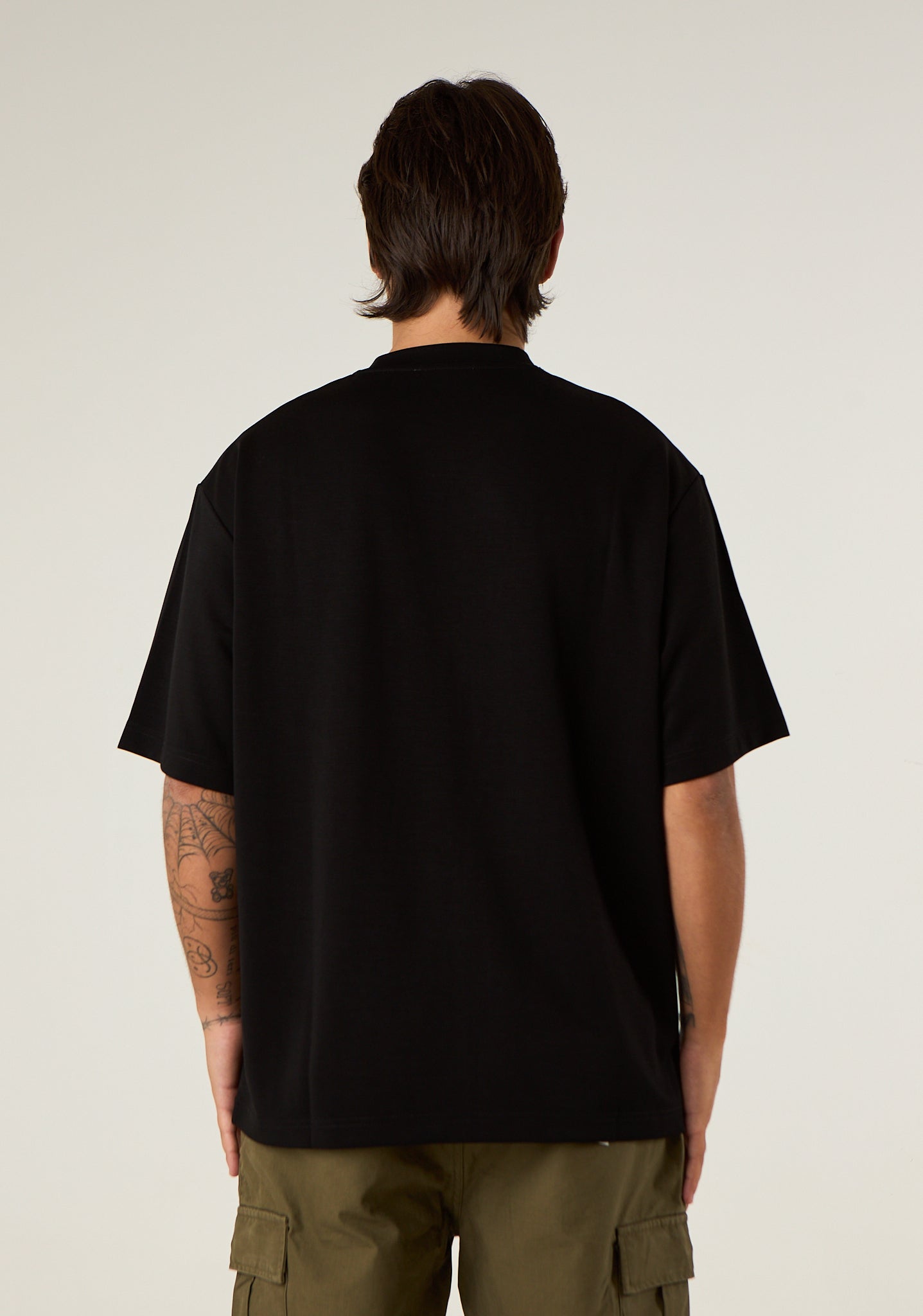 T-shirt over a tessuto fermo