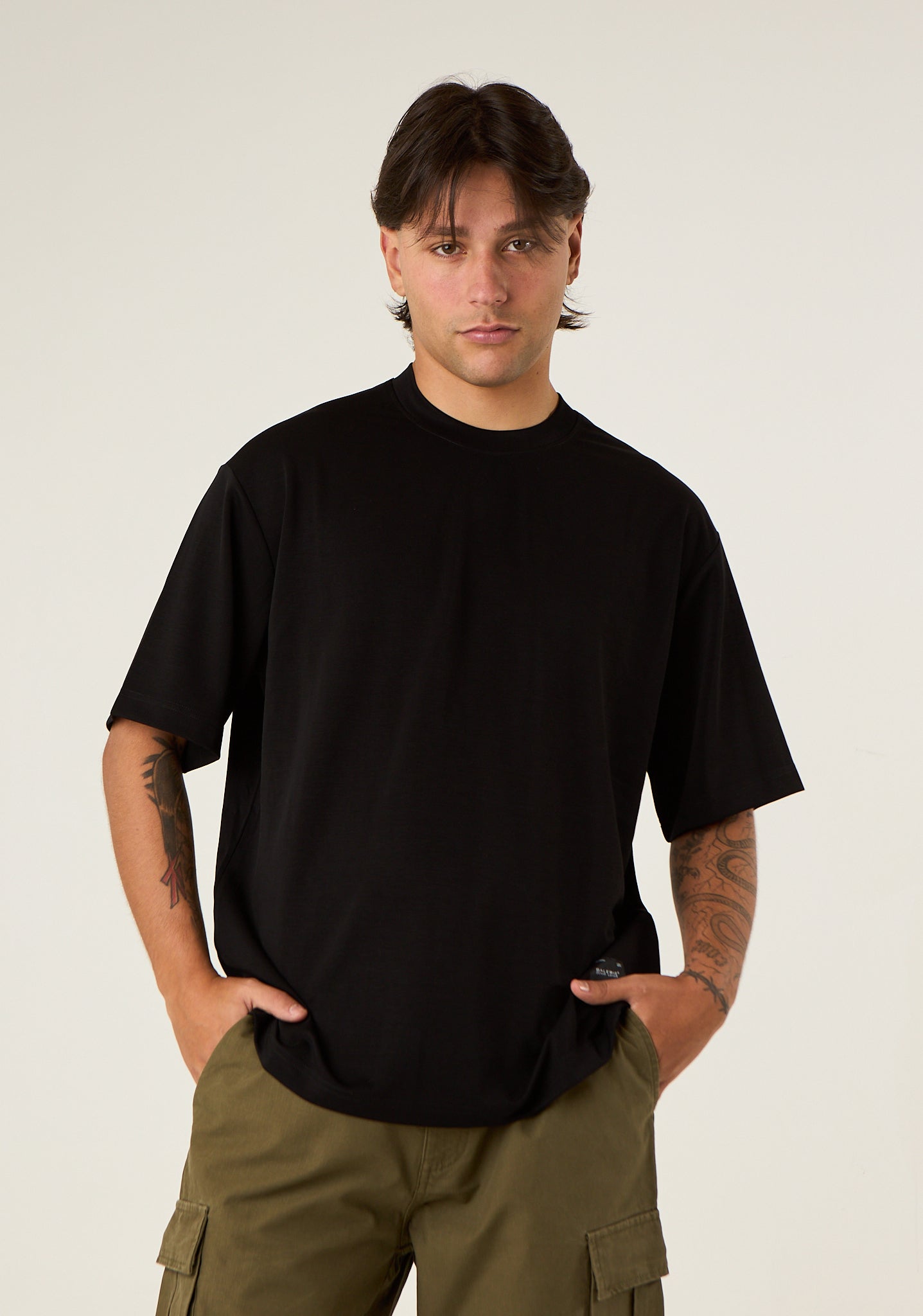 T-shirt over a tessuto fermo