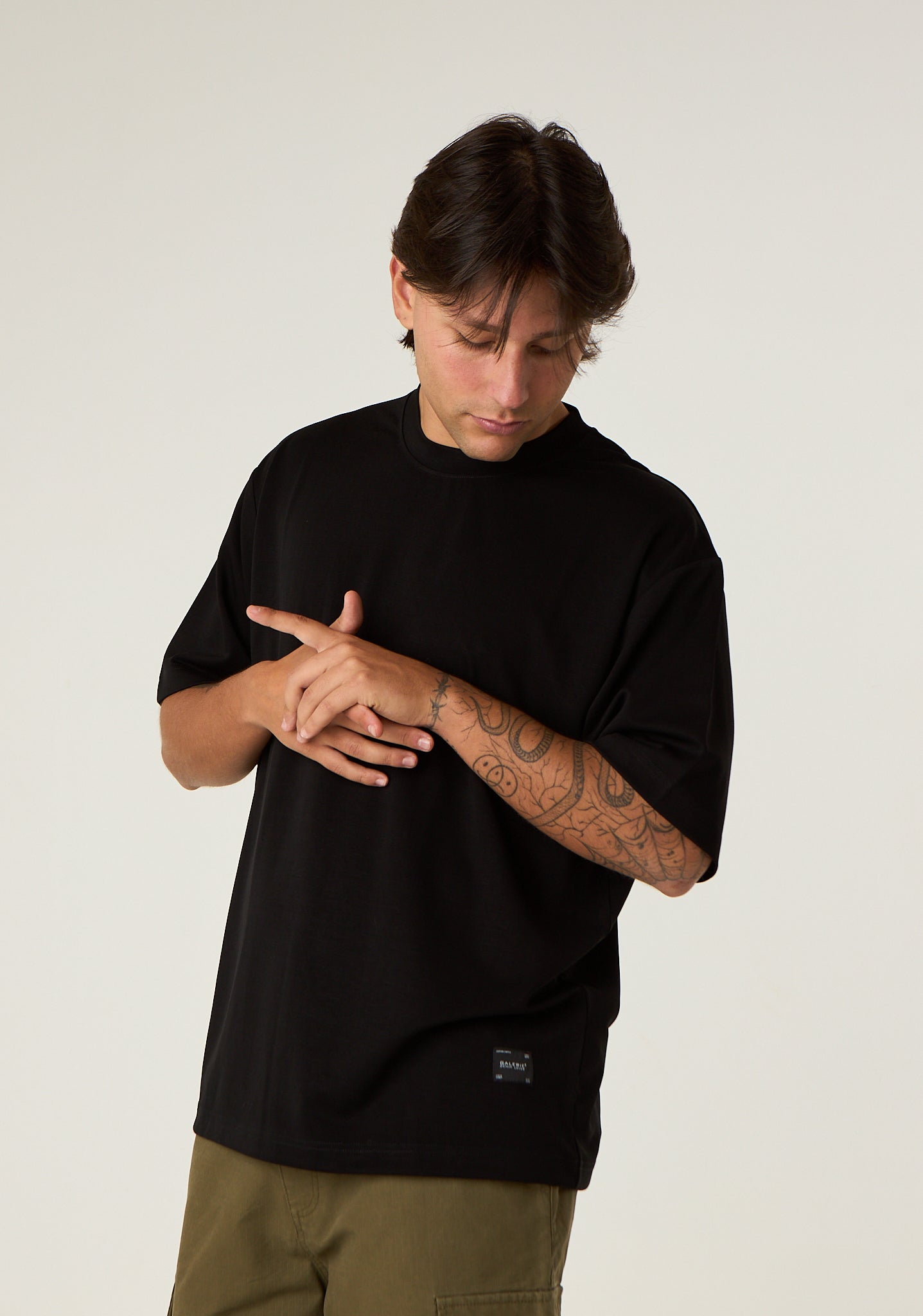 T-shirt over a tessuto fermo