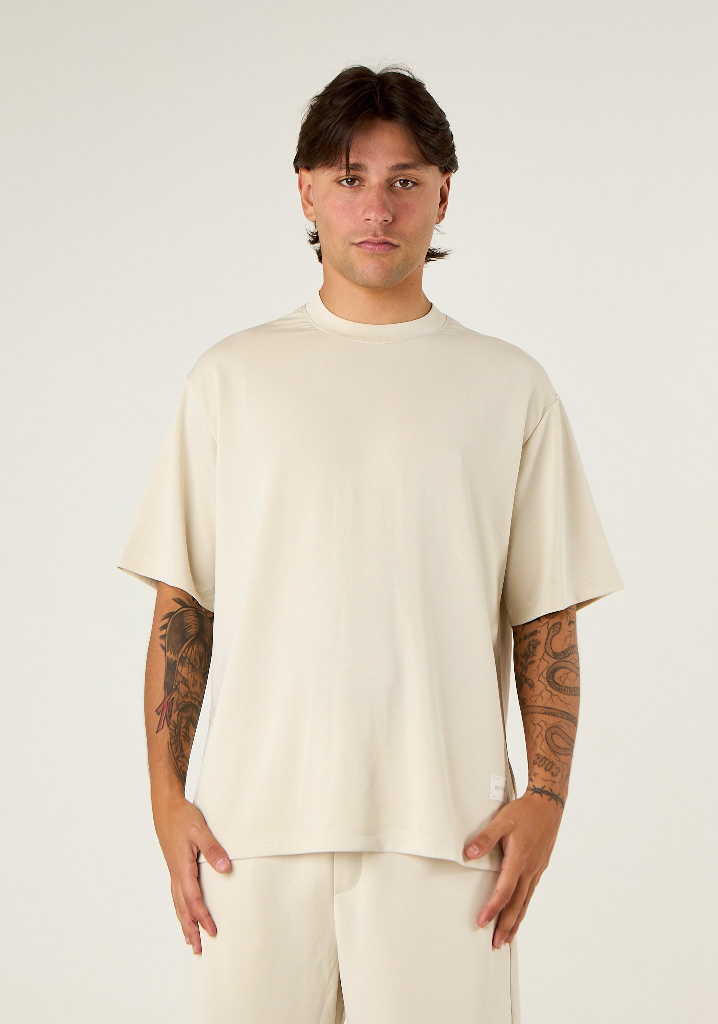 T-shirt over a tessuto fermo