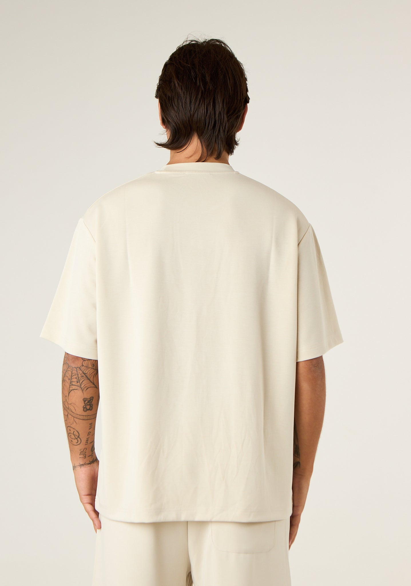 T-shirt over a tessuto fermo