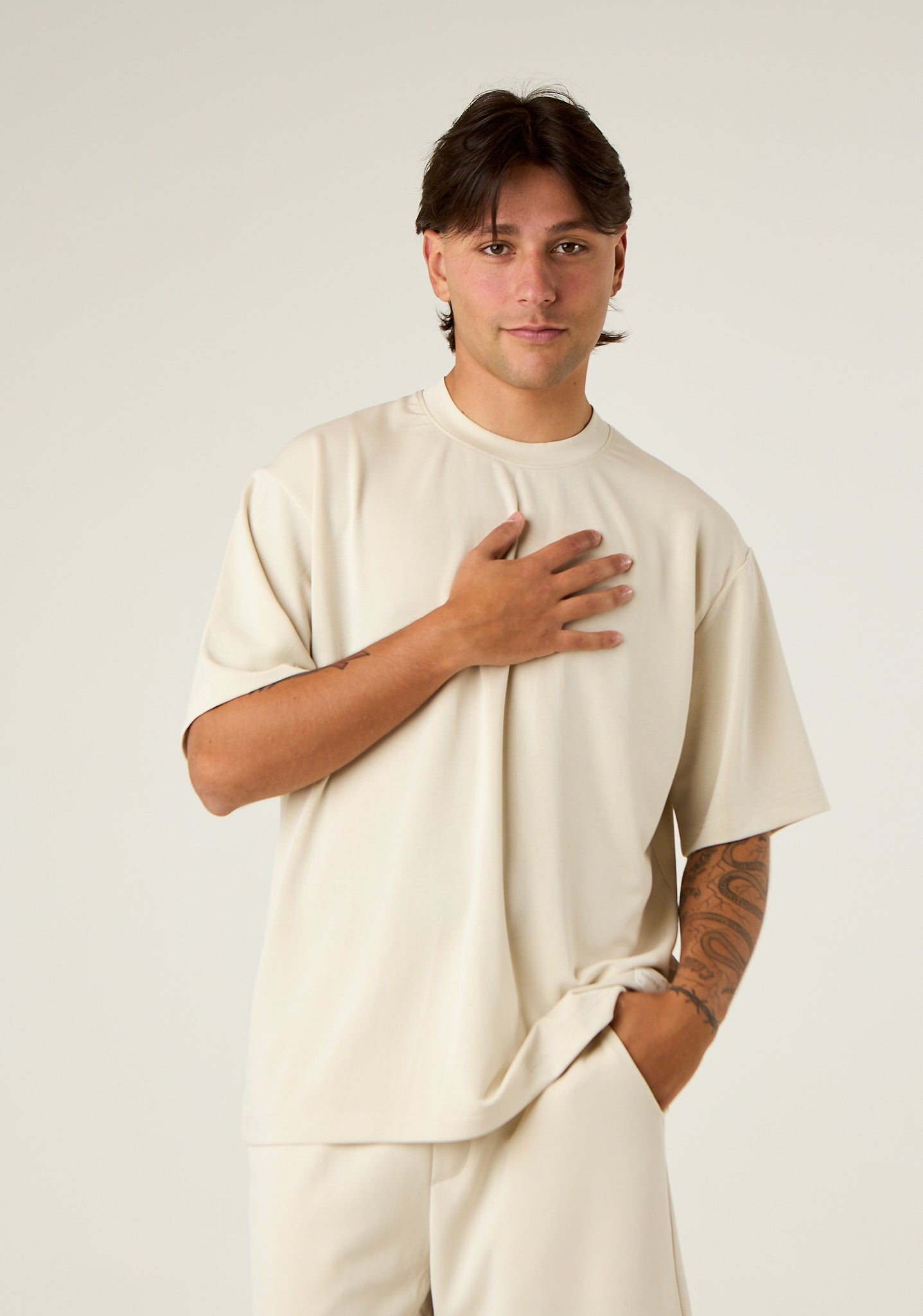 T-shirt over a tessuto fermo