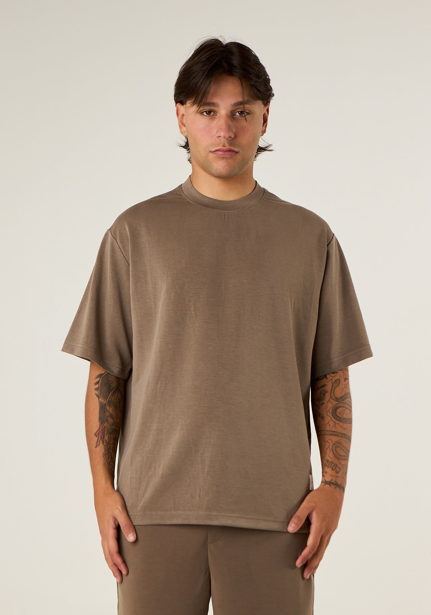 T-shirt over a tessuto fermo