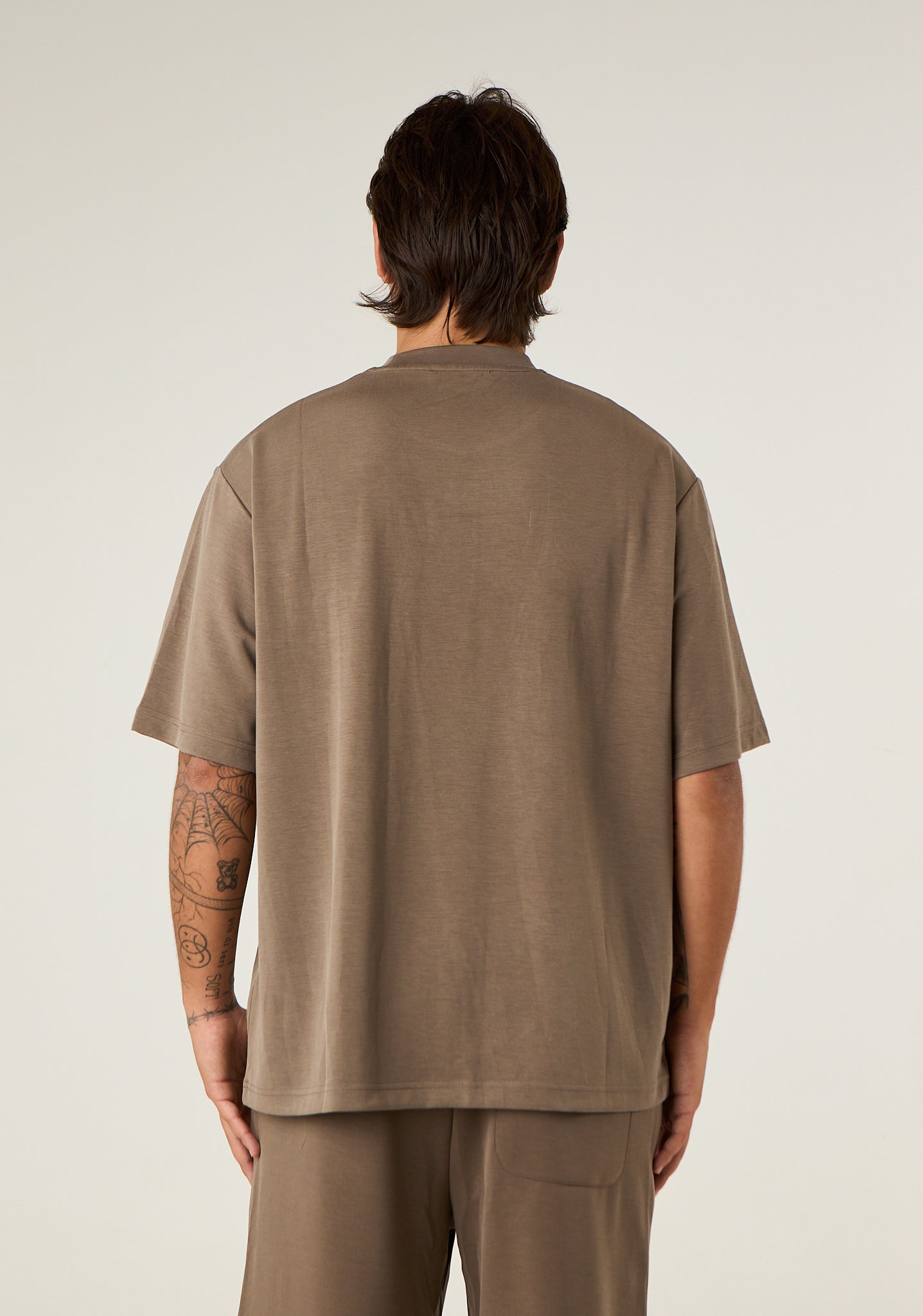 T-shirt over a tessuto fermo