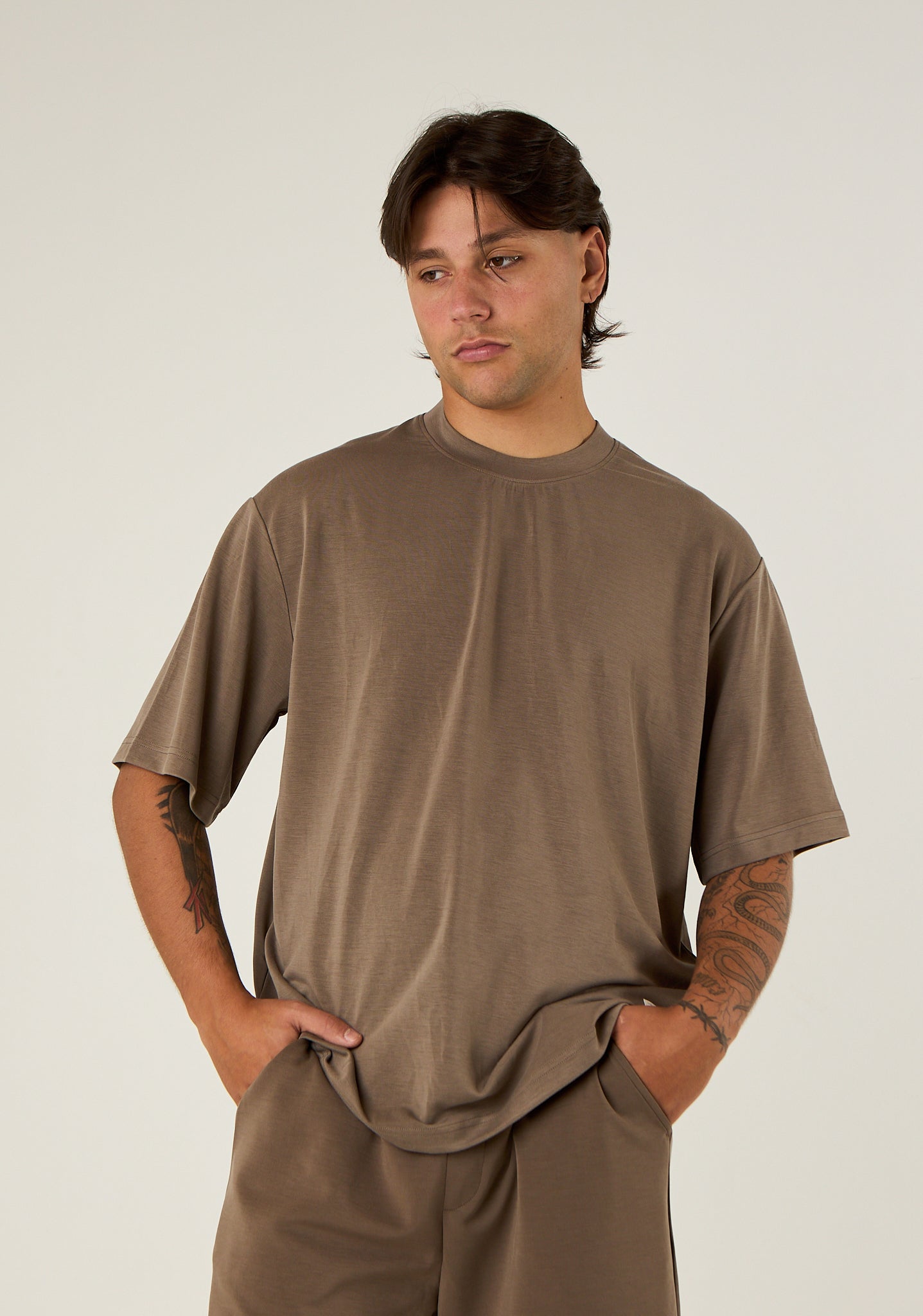 T-shirt over a tessuto fermo