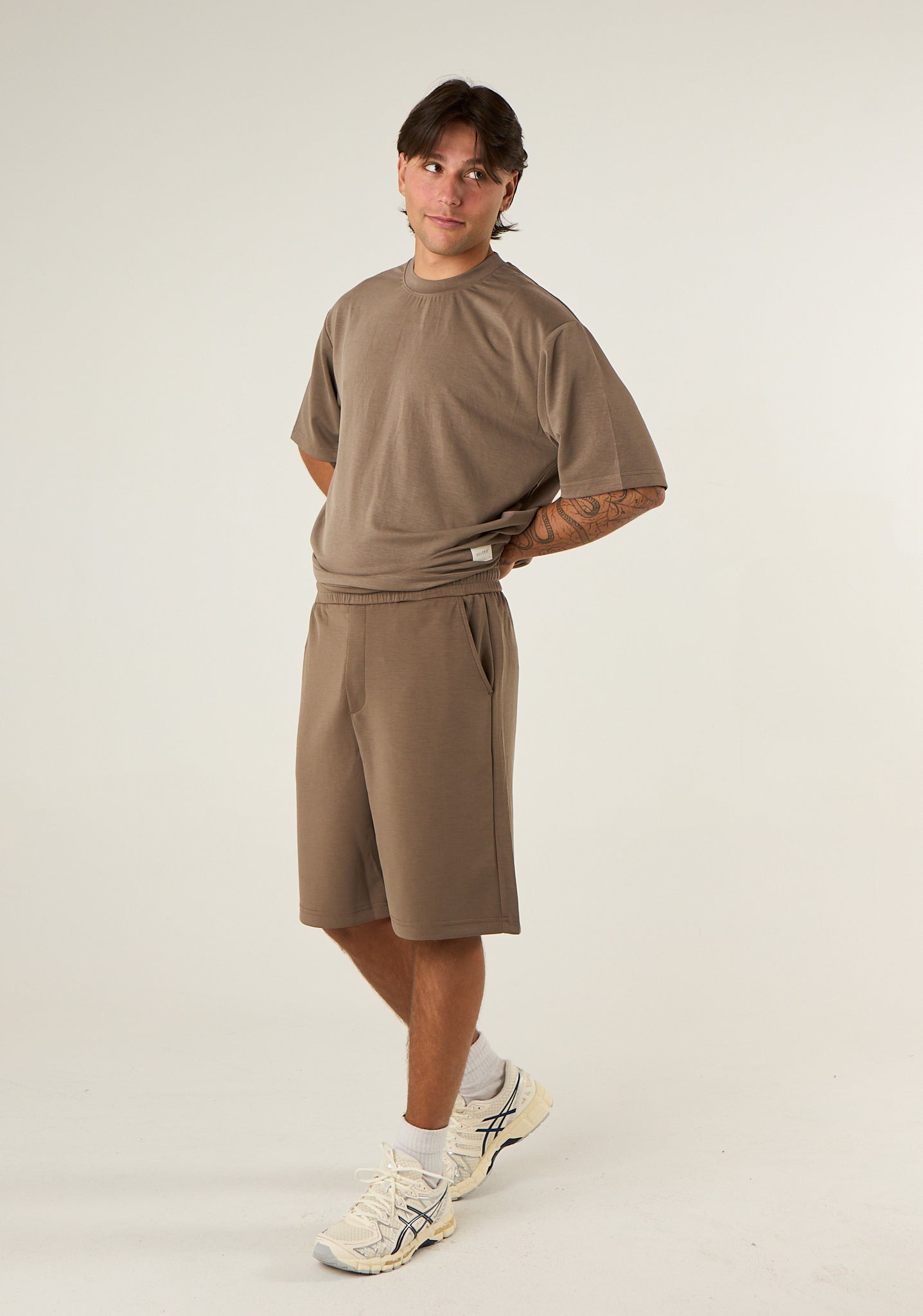 T-shirt over a tessuto fermo