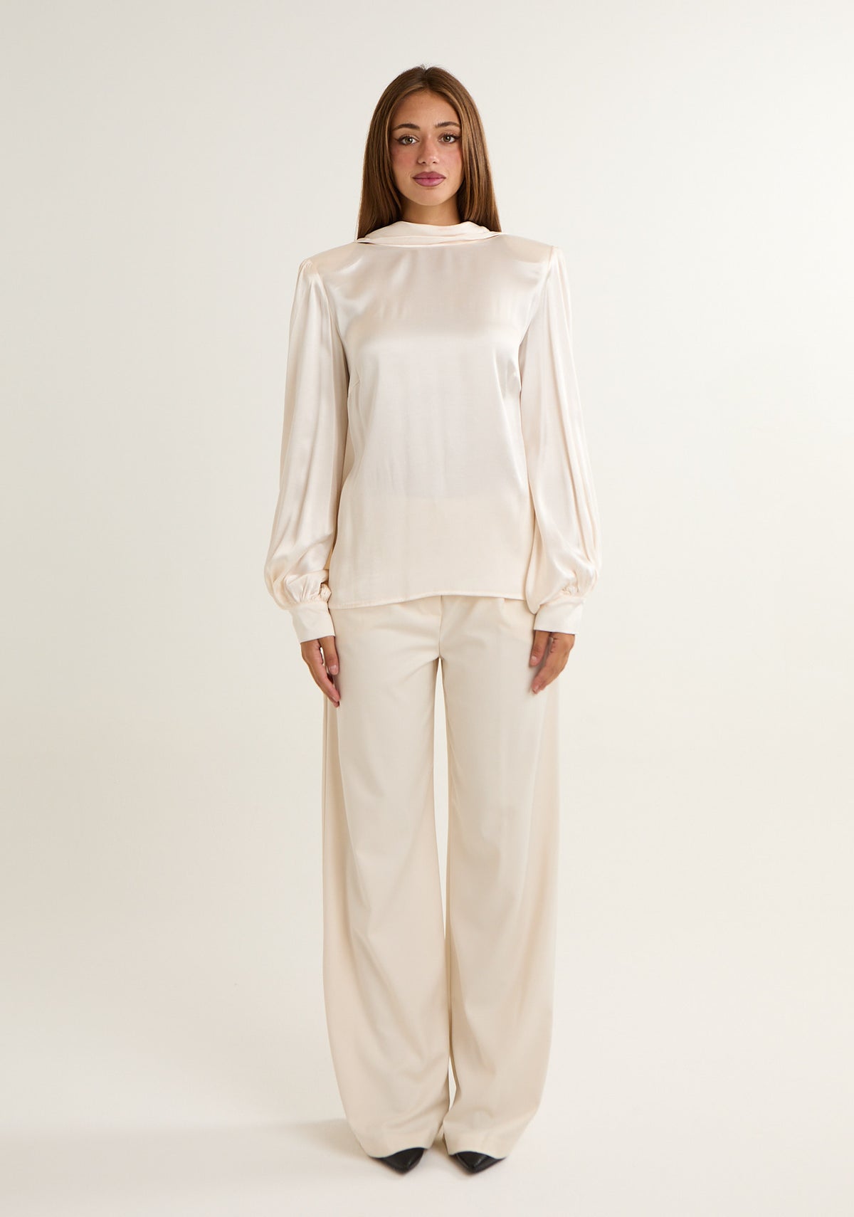 Blusa con scollo ampio posteriore