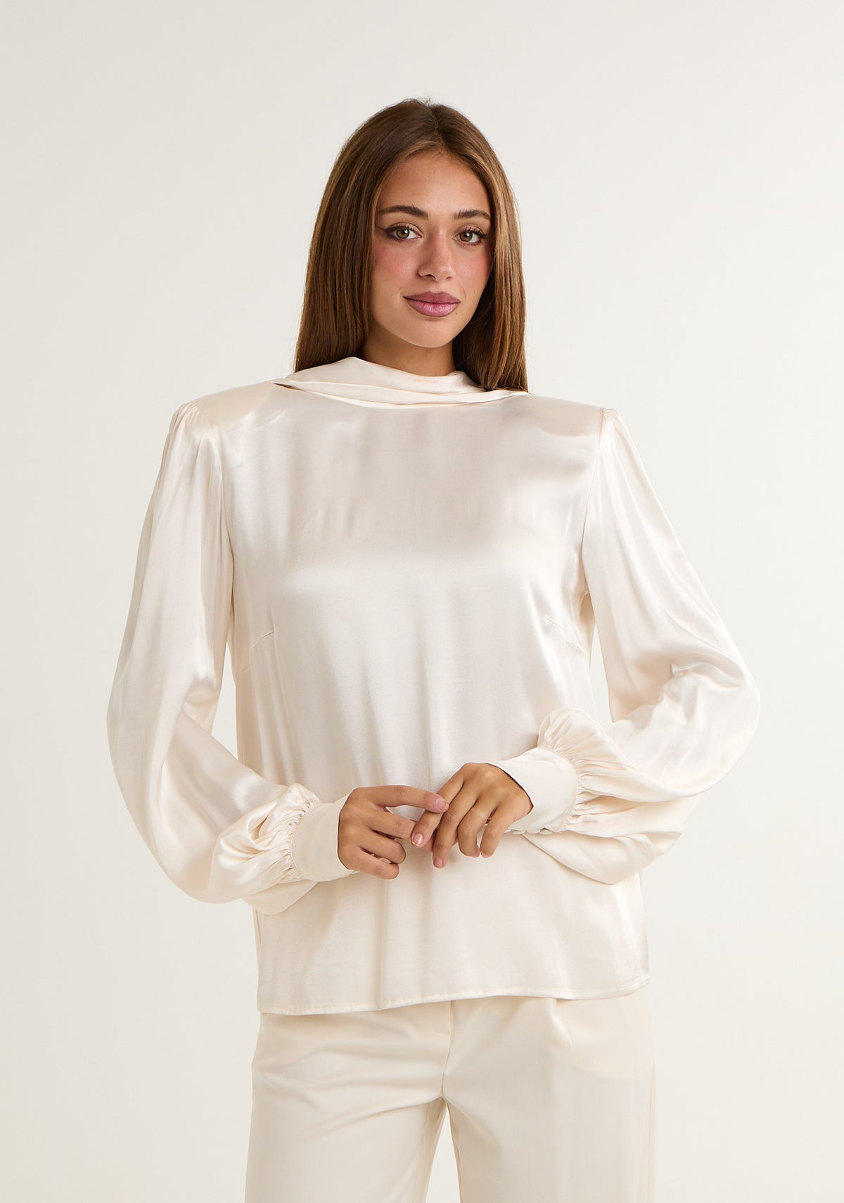 Blusa con scollo ampio posteriore