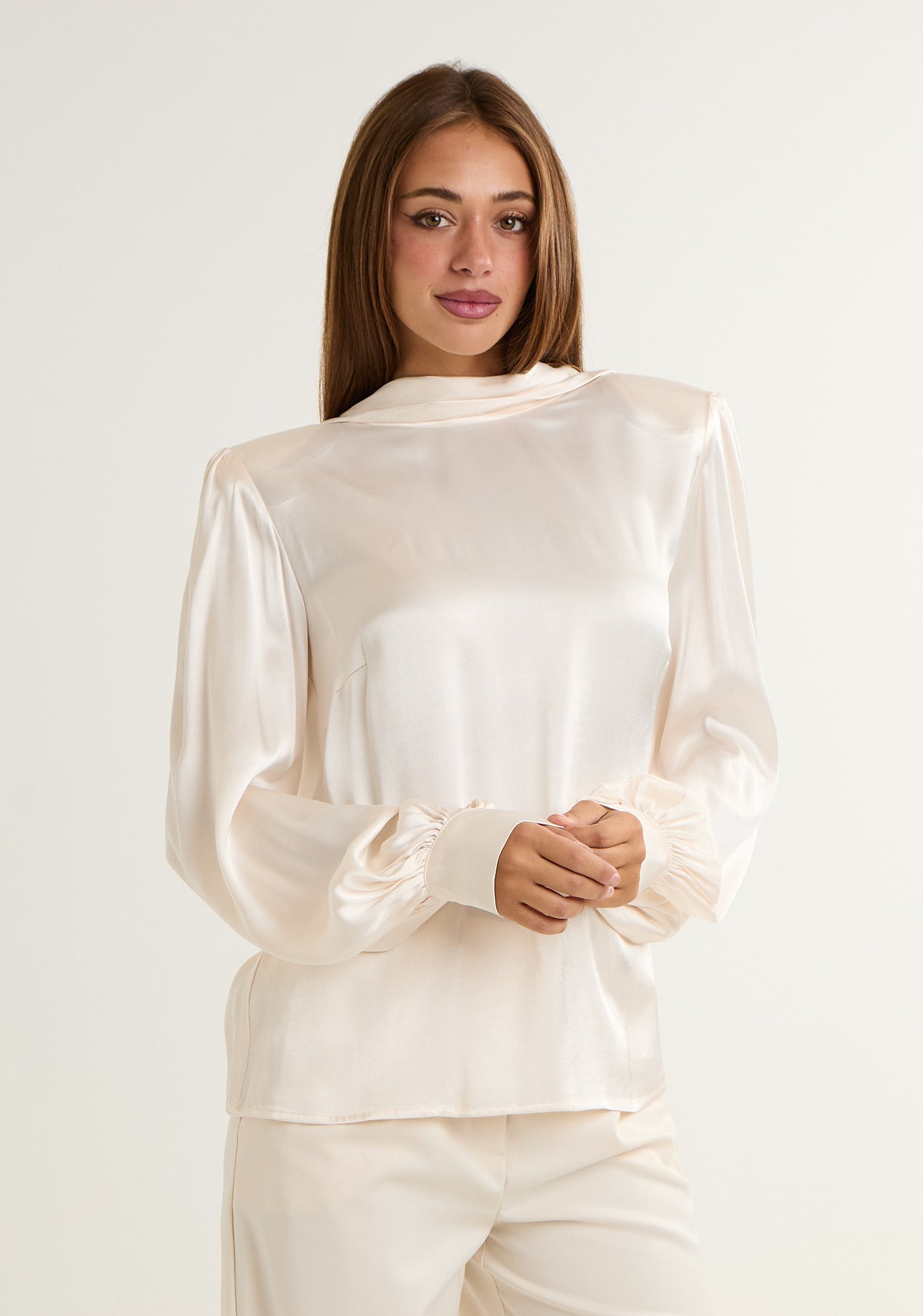 Blusa con scollo ampio posteriore