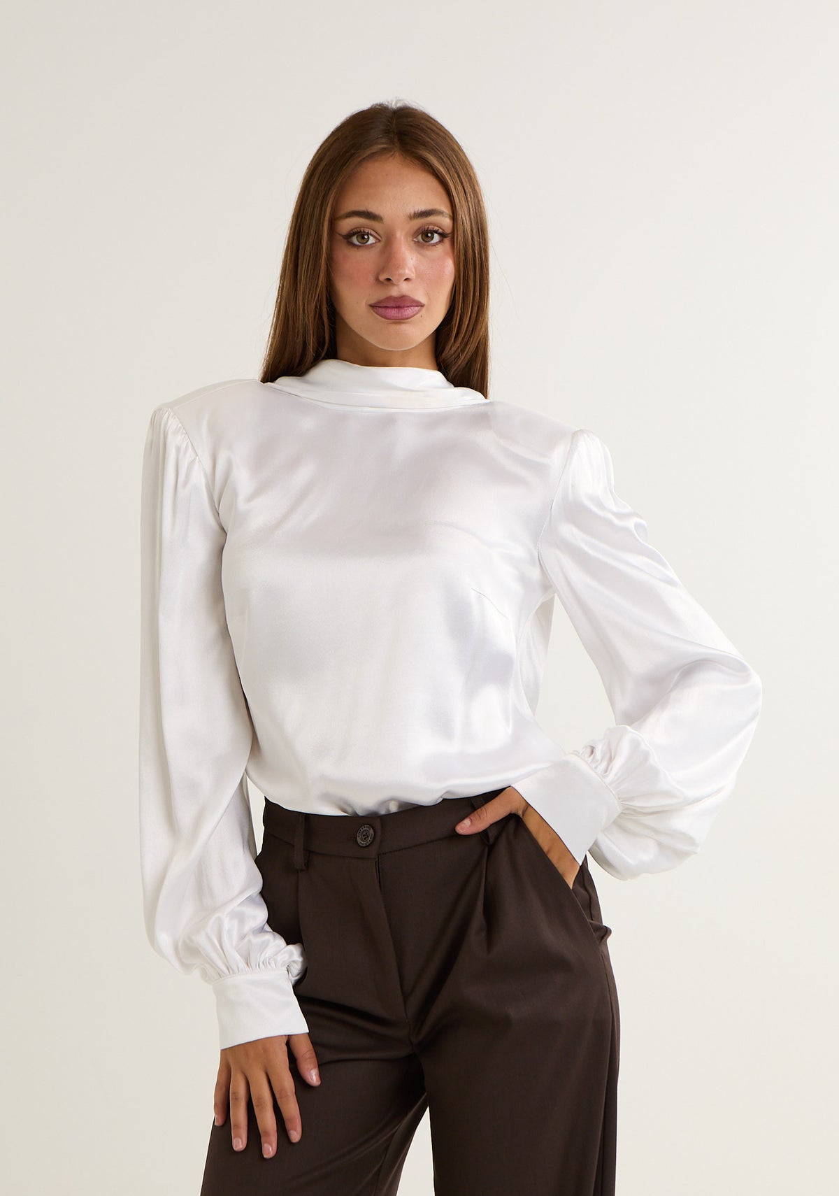 Blusa con scollo ampio posteriore