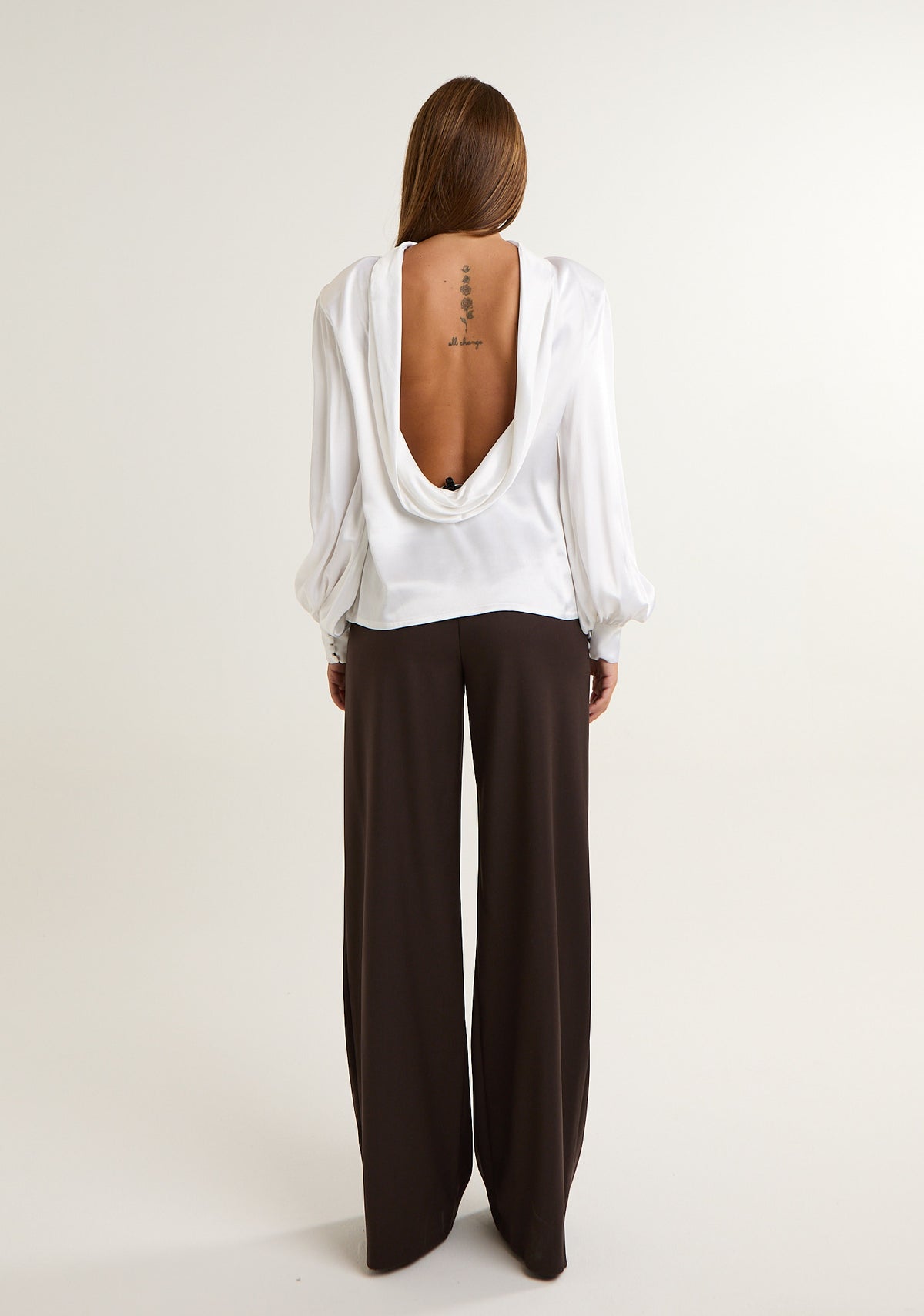 Blusa con scollo ampio posteriore