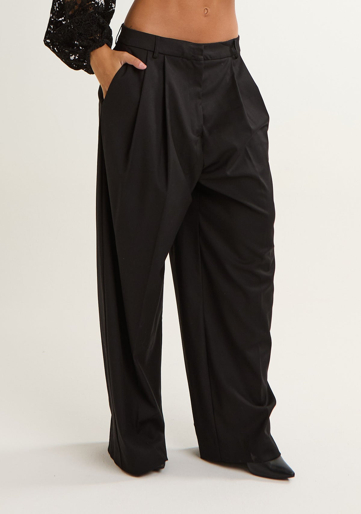 Pantalone largo a taglio sartoriale