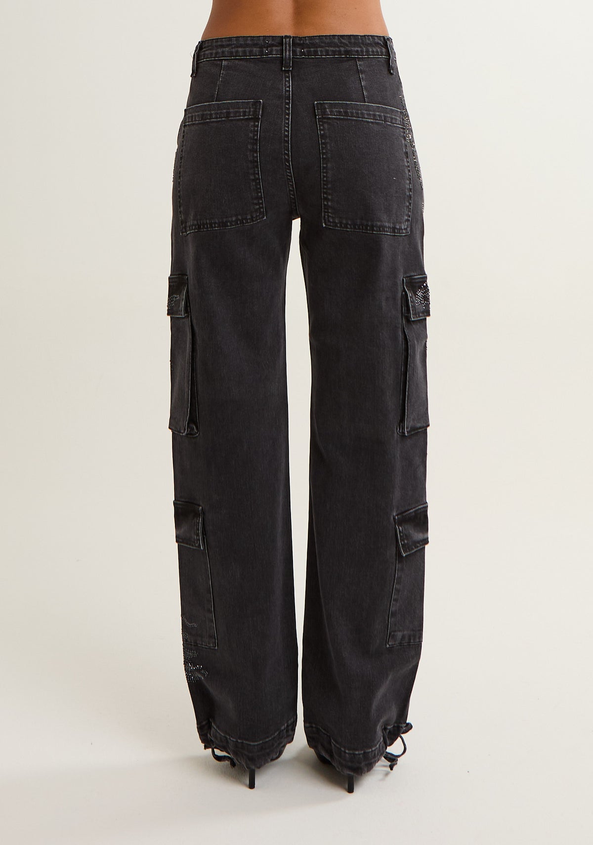 Jeans cargo con strass