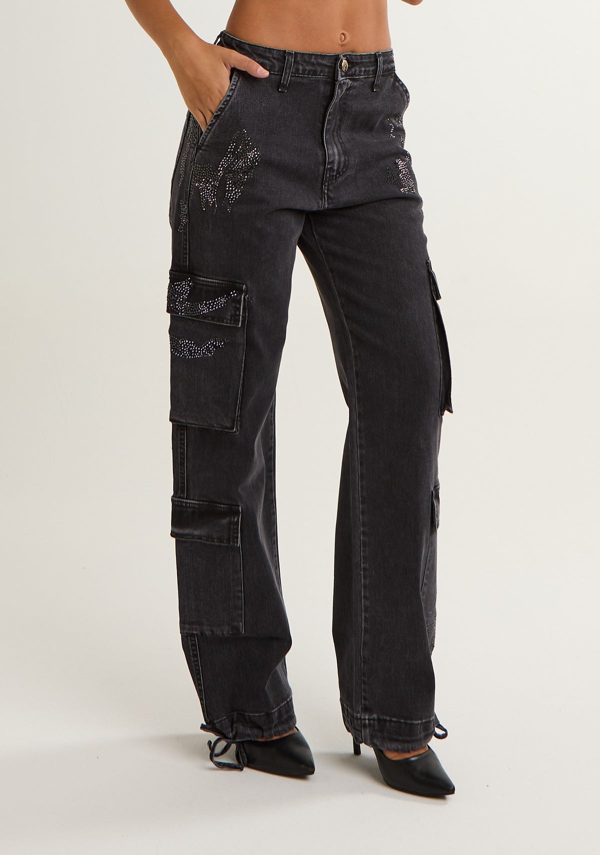 Jeans cargo con strass