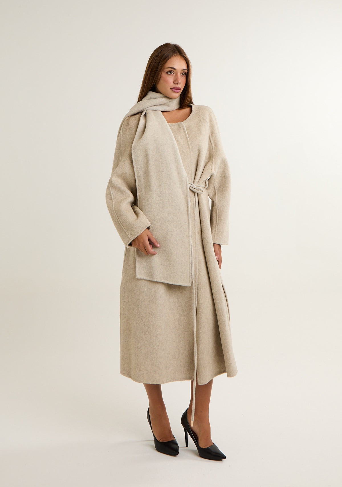Cappotto girocollo con sciarpa