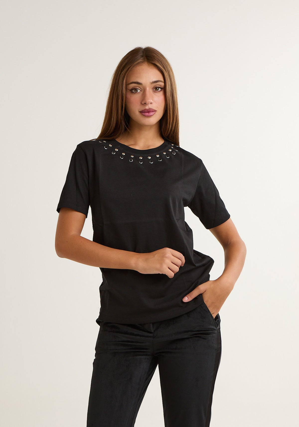 T-shirt con borchie
