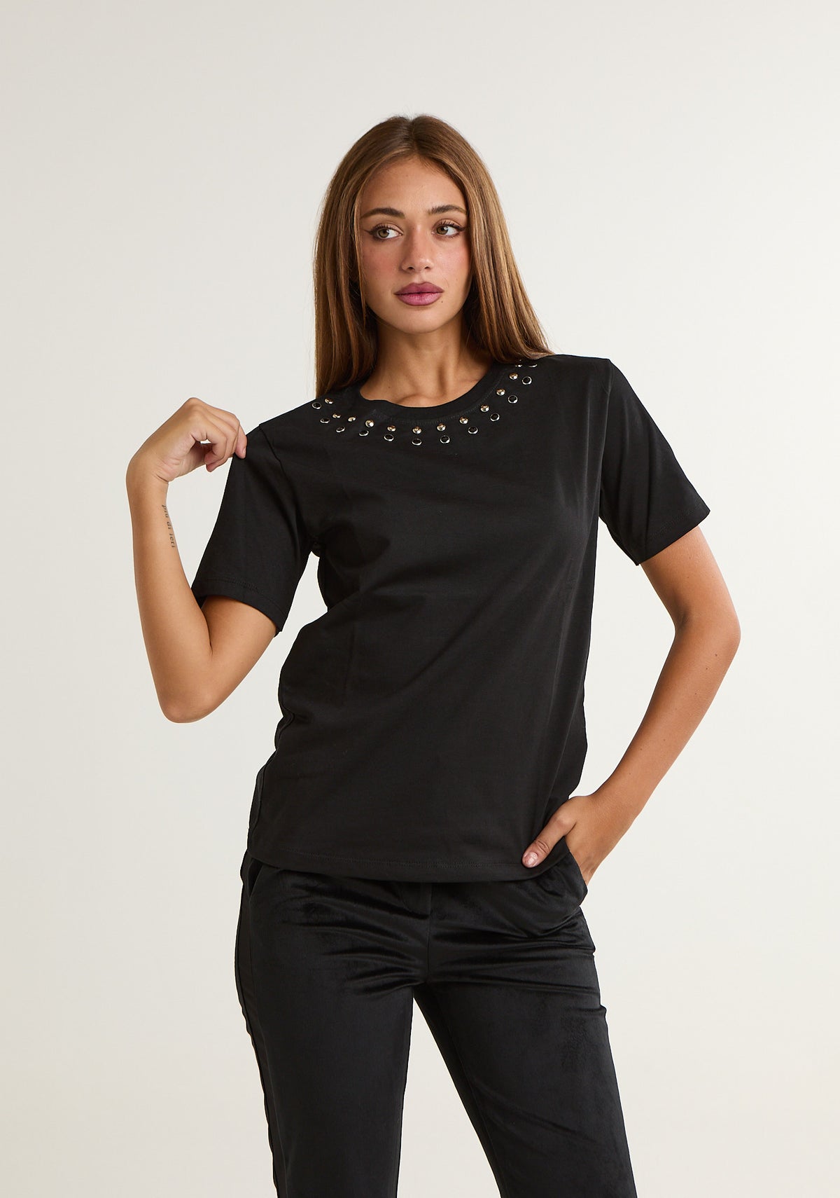T-shirt con borchie