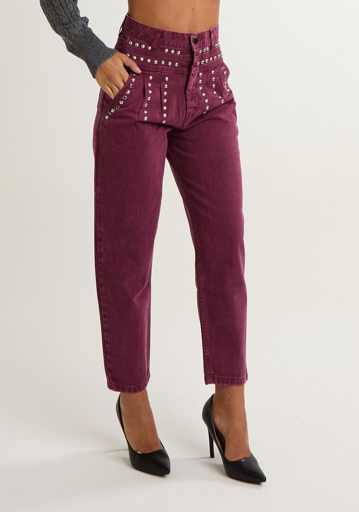 Jeans con borchie