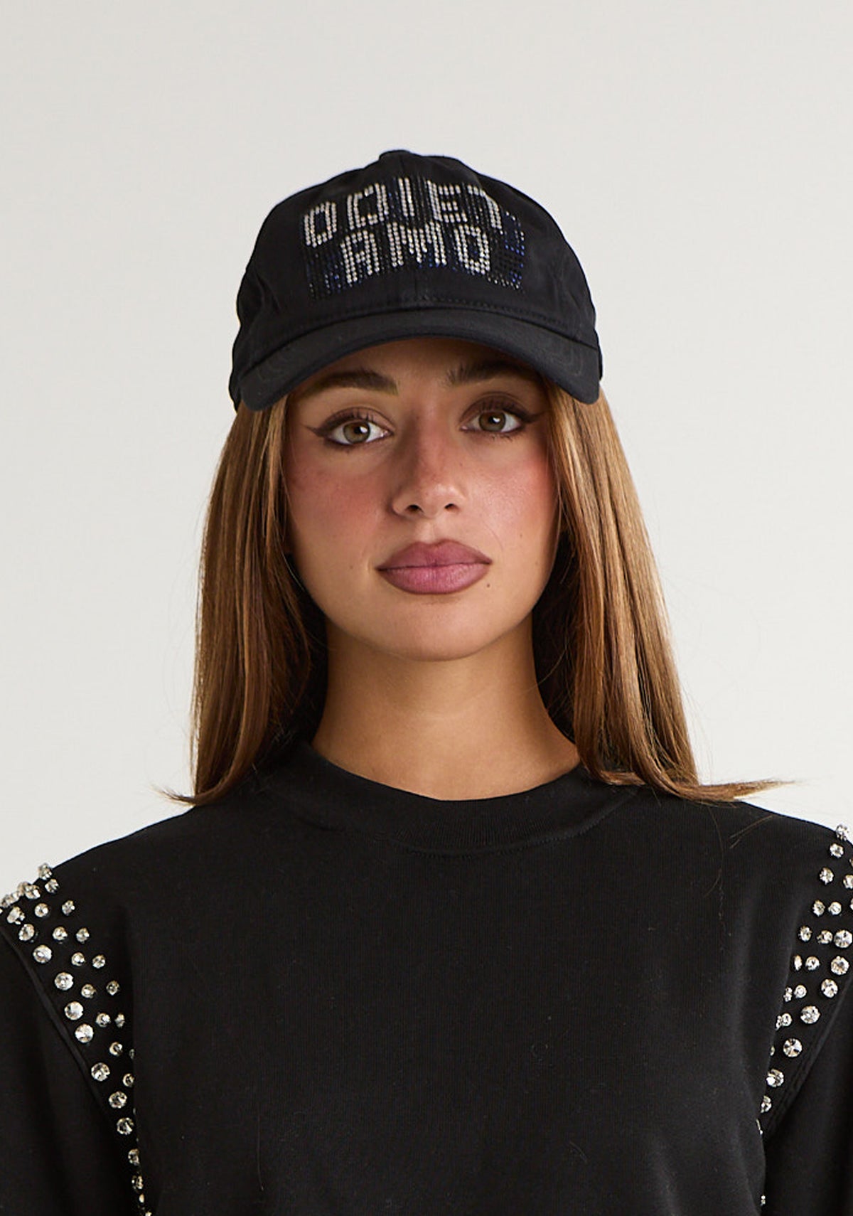 Cappello basket con applicazioni