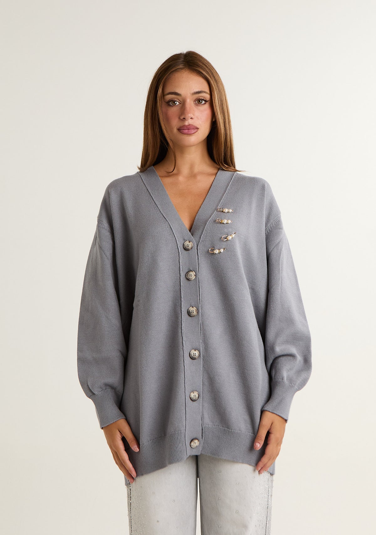 Cardigan con spille preziose