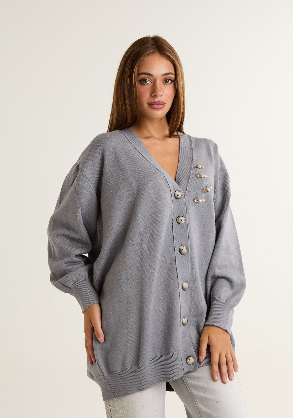 Cardigan con spille preziose