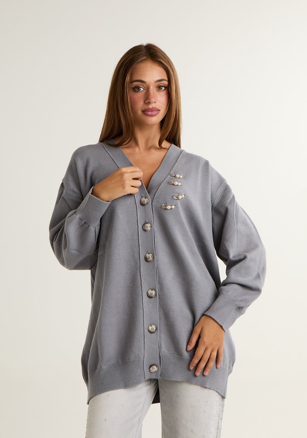Cardigan con spille preziose