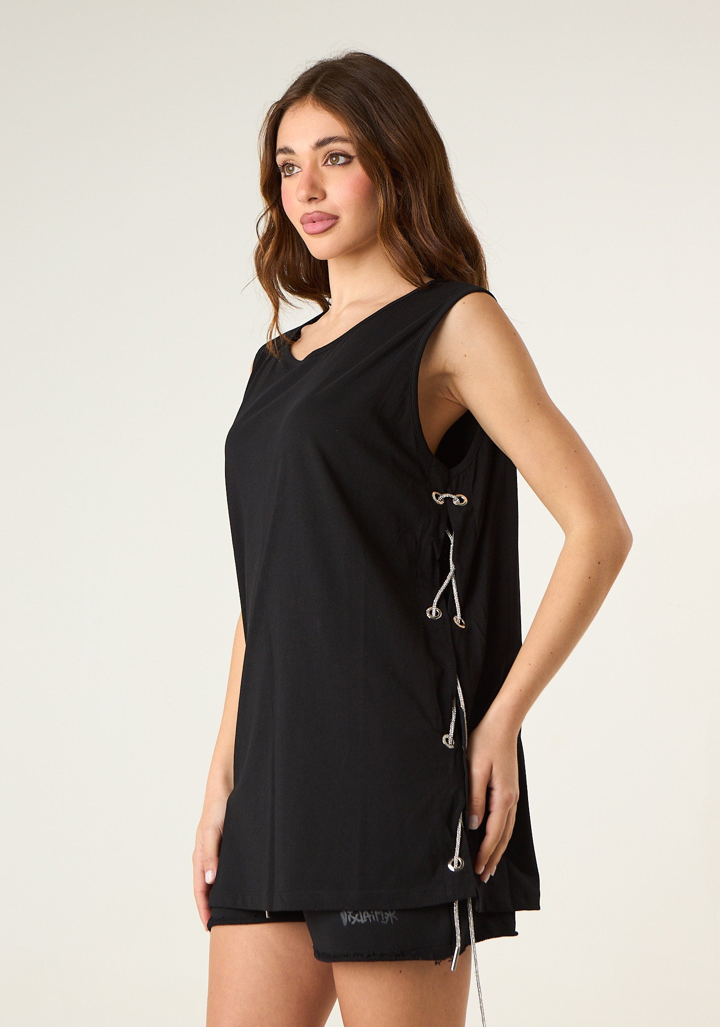 Canotta over con dettagli preziosi