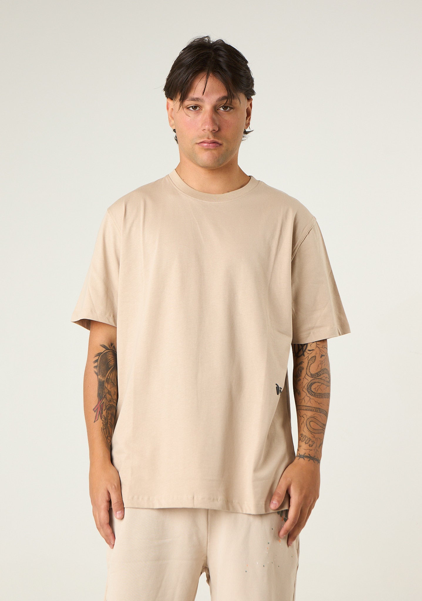 T-shirt con stampa su fondo