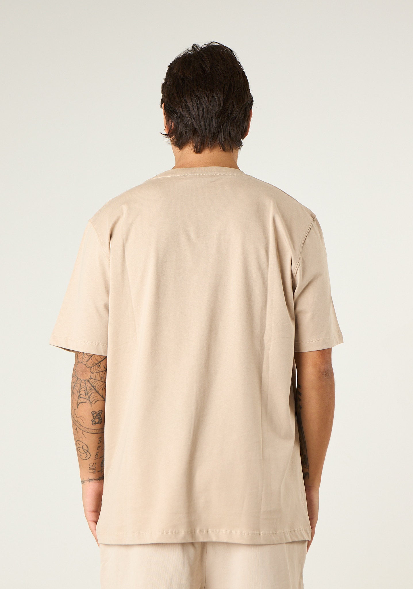 T-shirt con stampa su fondo