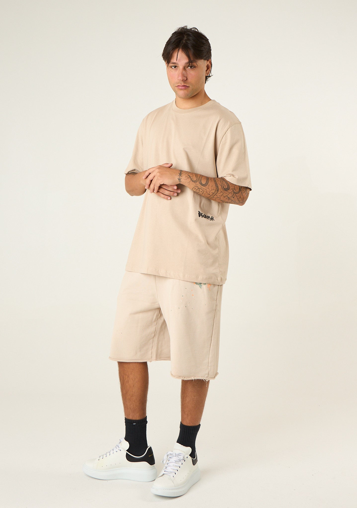 T-shirt con stampa su fondo