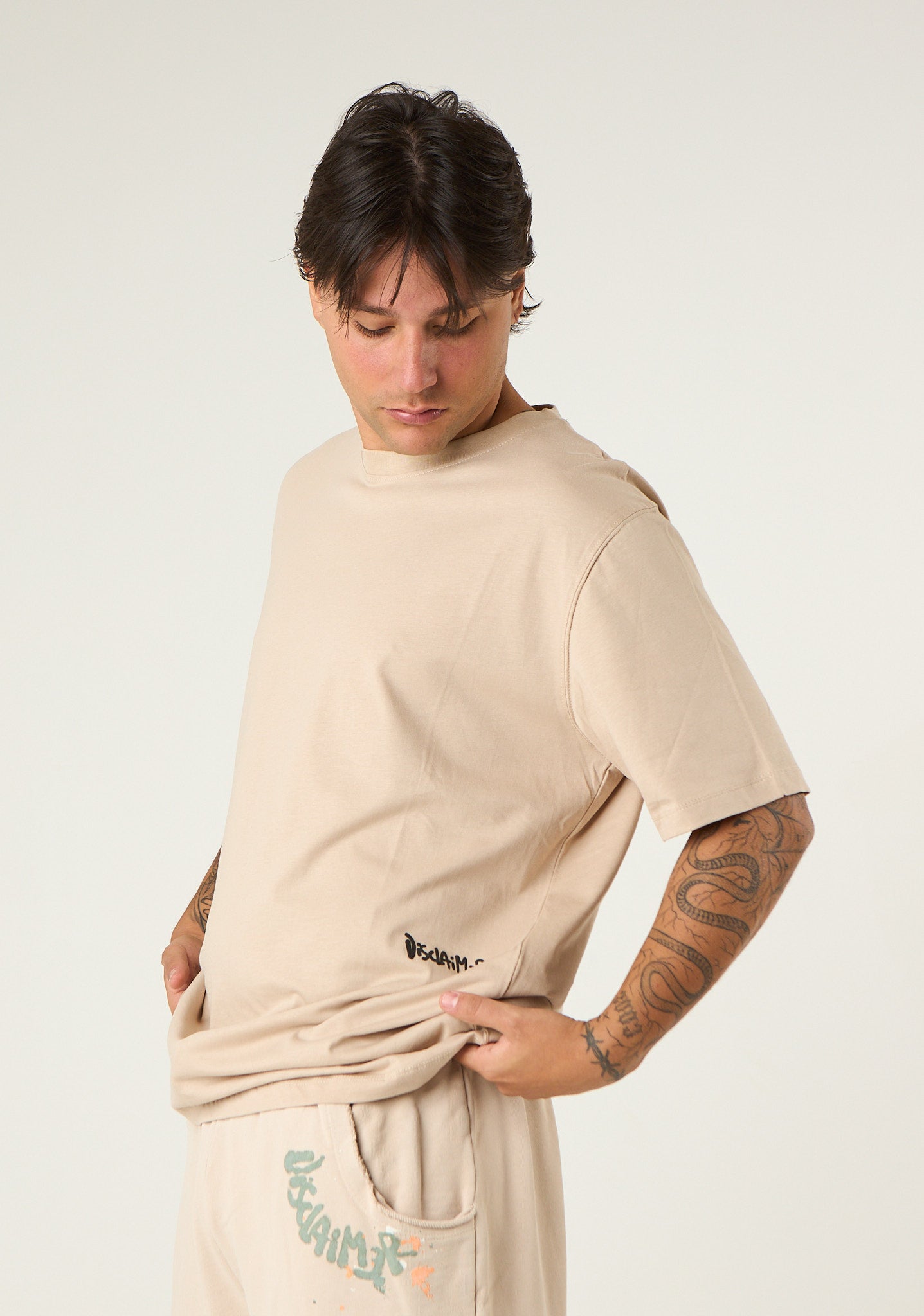 T-shirt con stampa su fondo