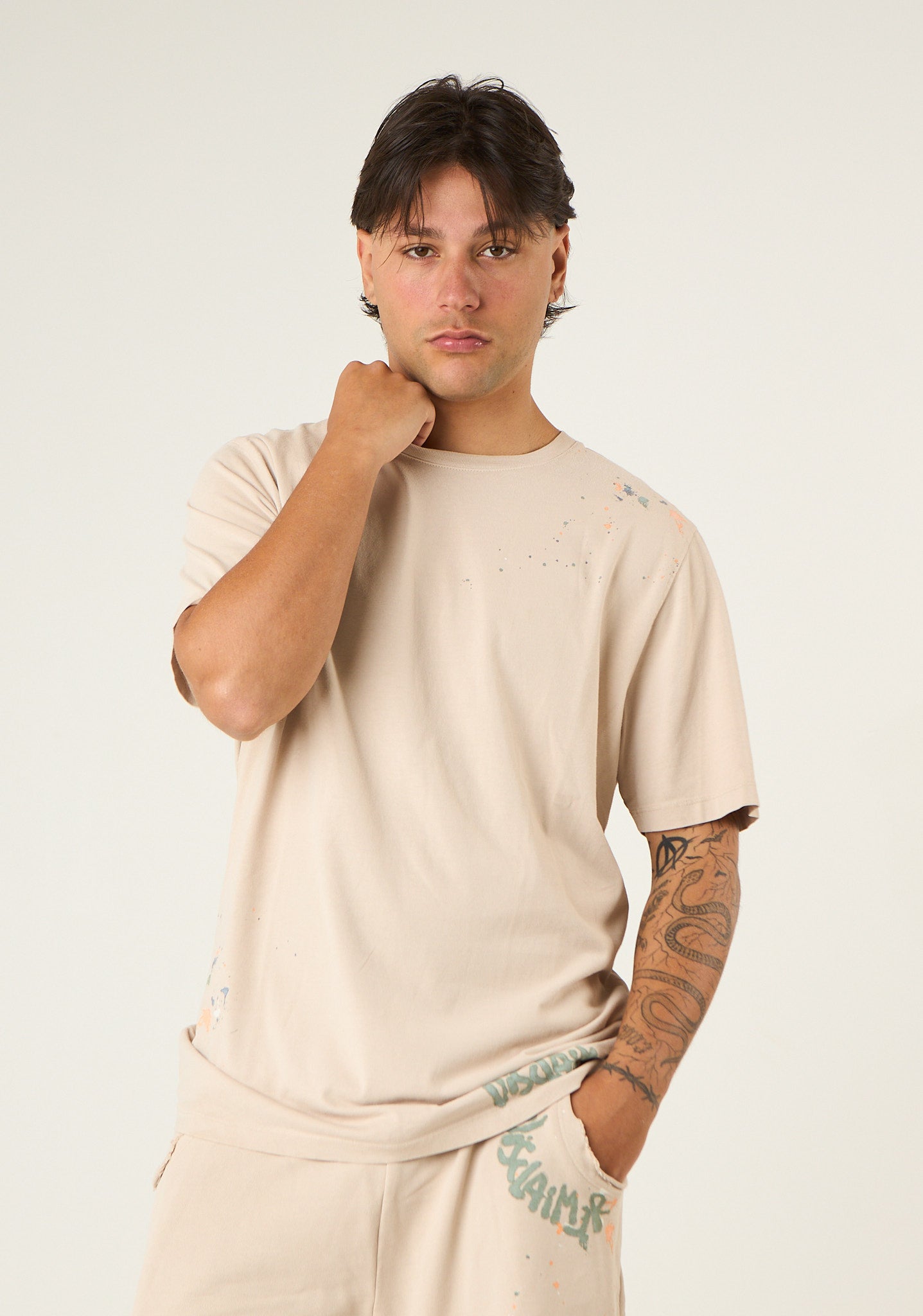 T-shirt con macchie di colore