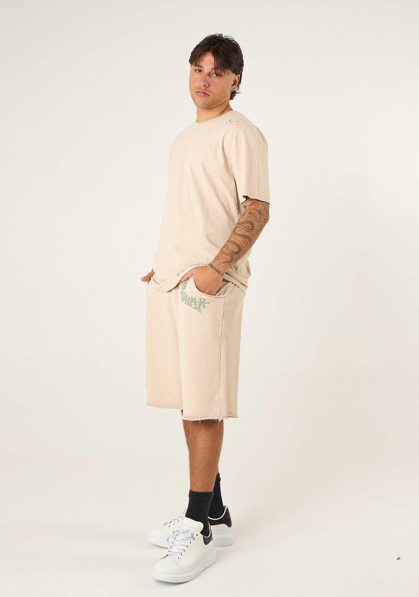 T-shirt con macchie di colore