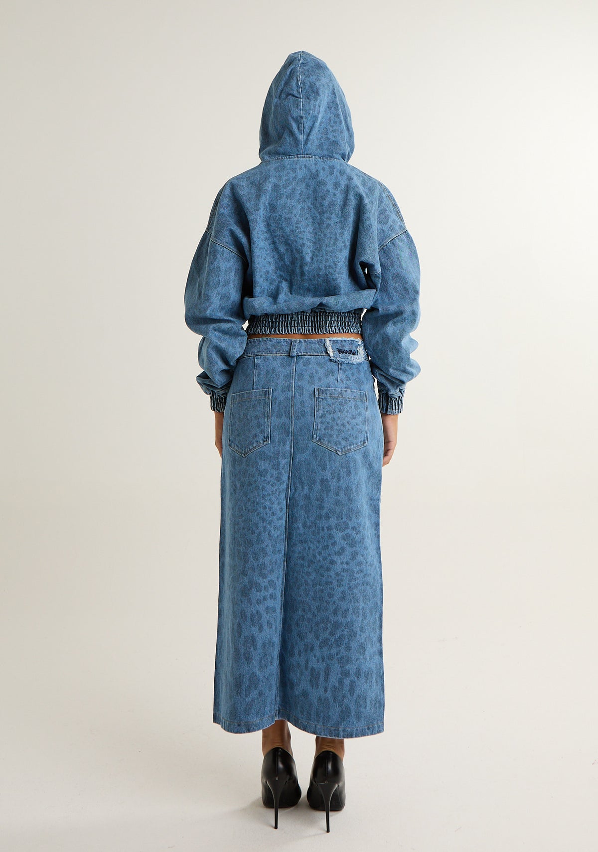 Gonna midi in denim maculato